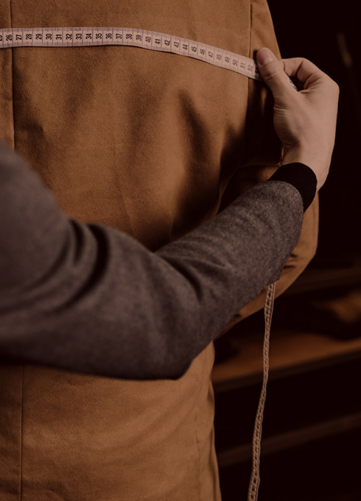 スーツの採寸をしている様子