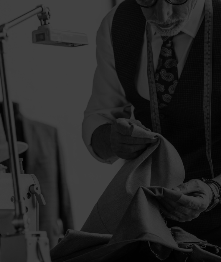 男性職人がスーツを仕立てている様子
