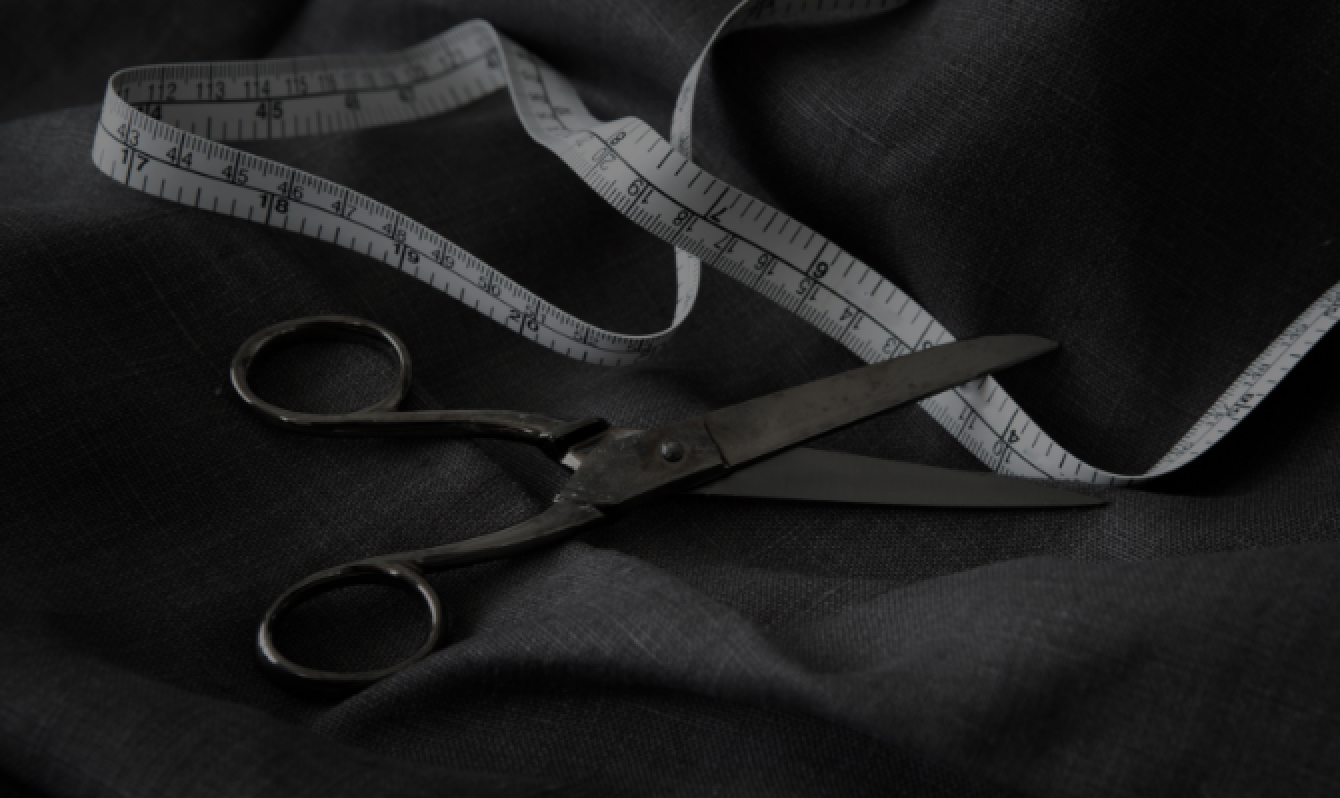 ハサミとメジャーが写っている画像