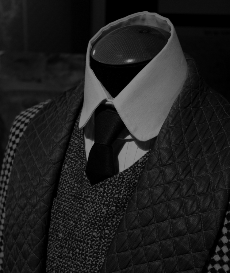 スーツを着たマネキンが写っている様子