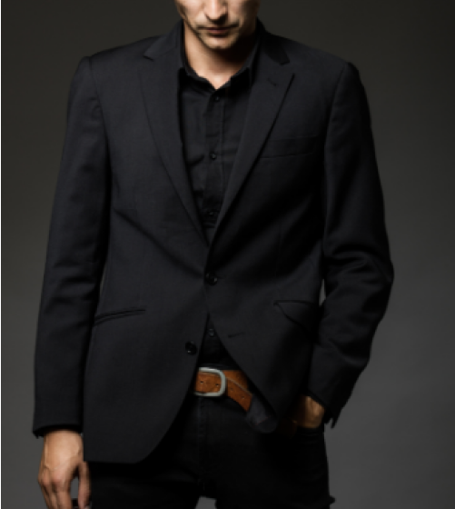 紺色のスーツを着た男性