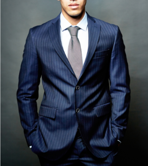 青色のストライプの入ったスーツを着た男性